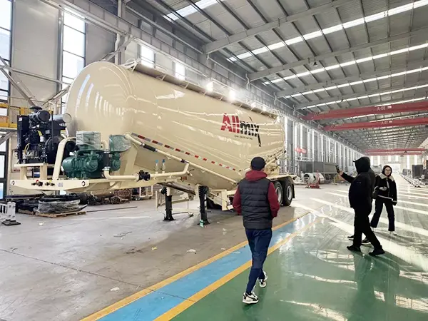 Välkommen Kazakhstani -klienter för att besöka Bulk Cement Tank Semi Trailer Workshop