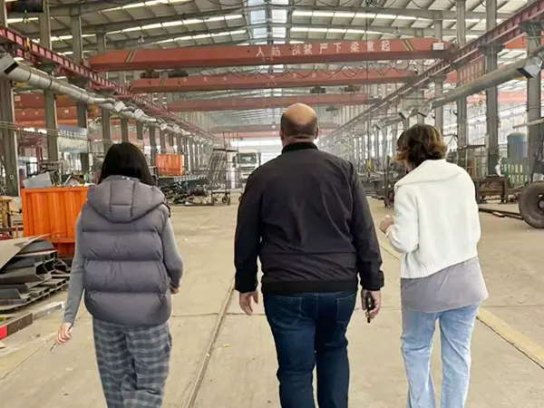 Välkommen Algeriska klienter för att besöka Semi Trailer Workshop