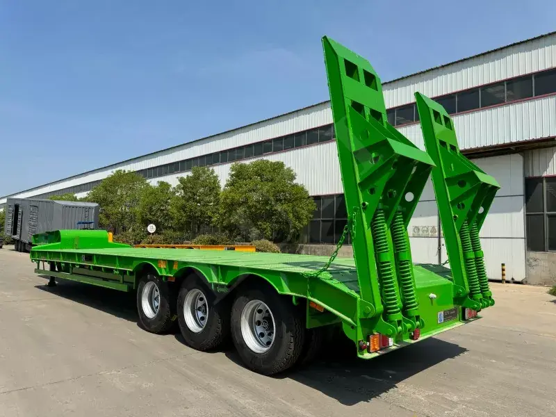 Är tre-axlarna lågbädds semitrailer den tunga transportlösningen du har letat efter?