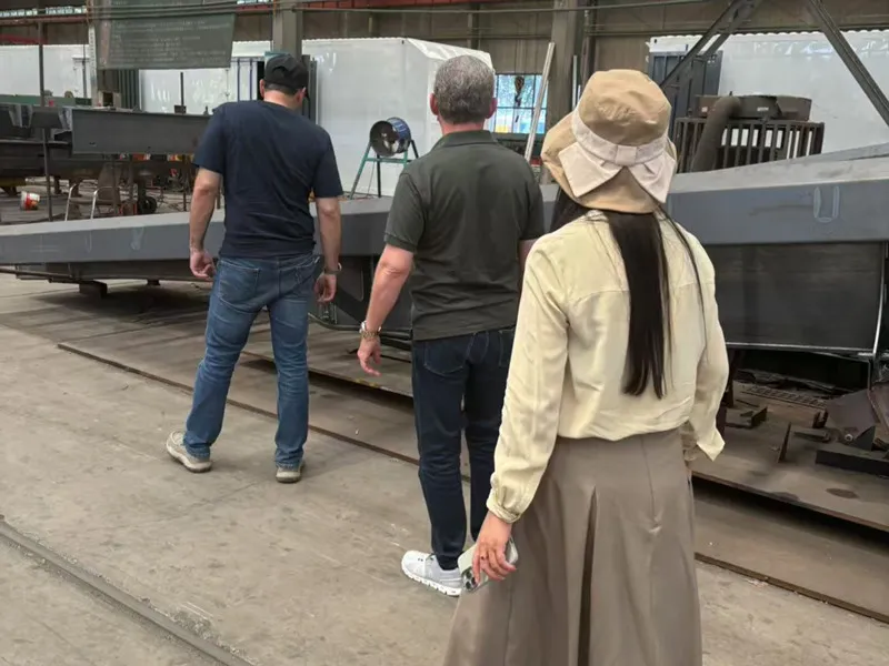 Rekord av den centrala asiatiska kundens köp av lågbädds semitrailer-projekt