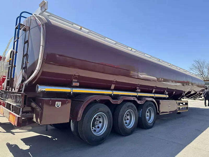Mali-kunder köpte 15 oljetanks semitrailers för gränsöverskridande transport av raffinerad olja från vårt företag.