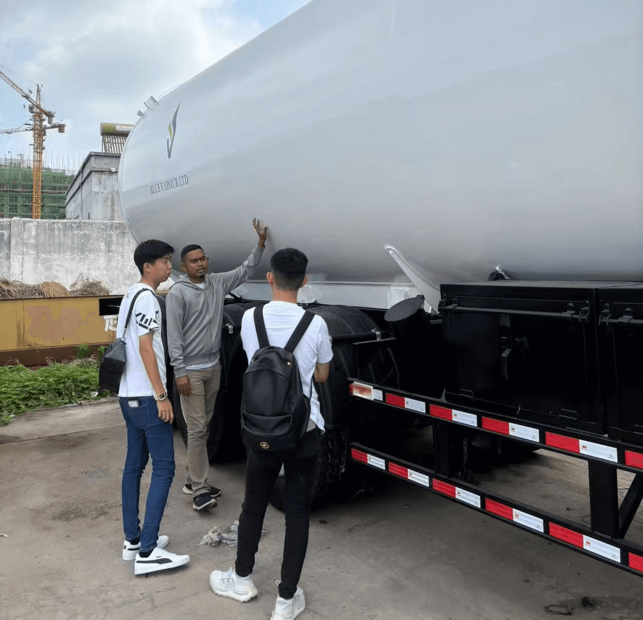 Kunder från Liberia besökte Luyi Factory och köpte tre Axle Oil Tank semi trailers.