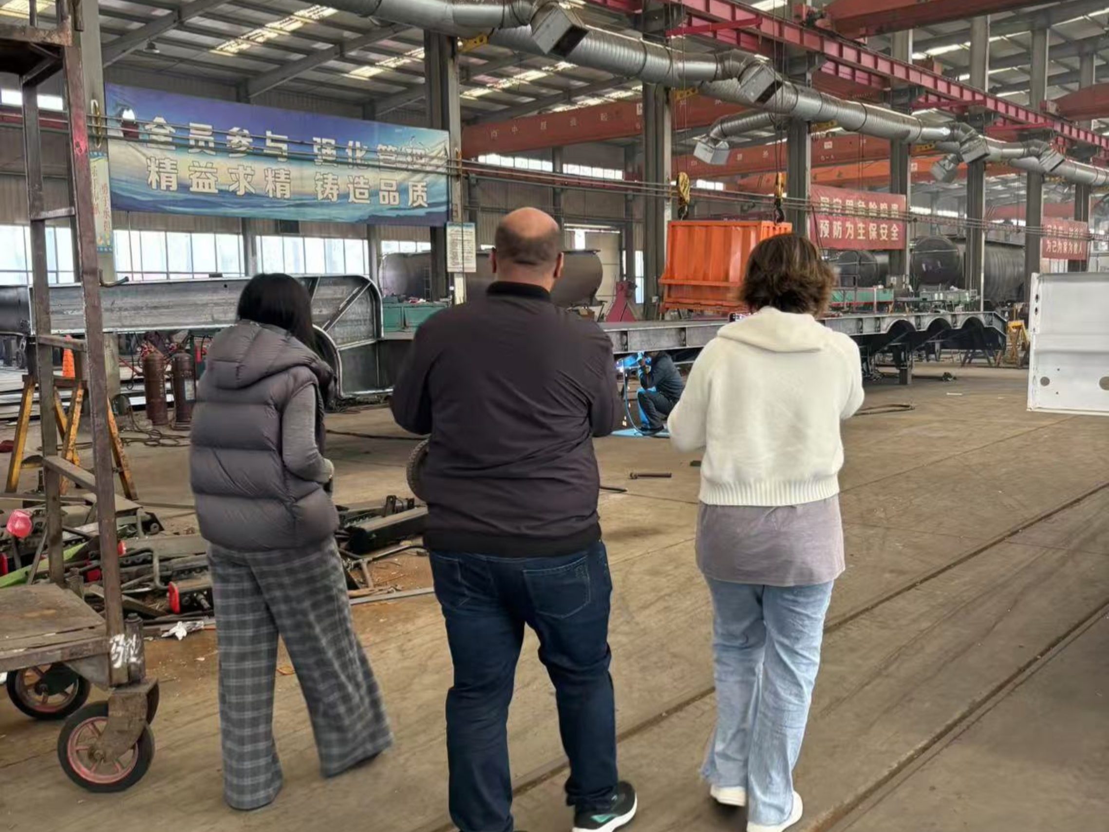 Kunder från Algeriet besökte Luyi Factory och köpte en tre -axel flatbed semitrailer.