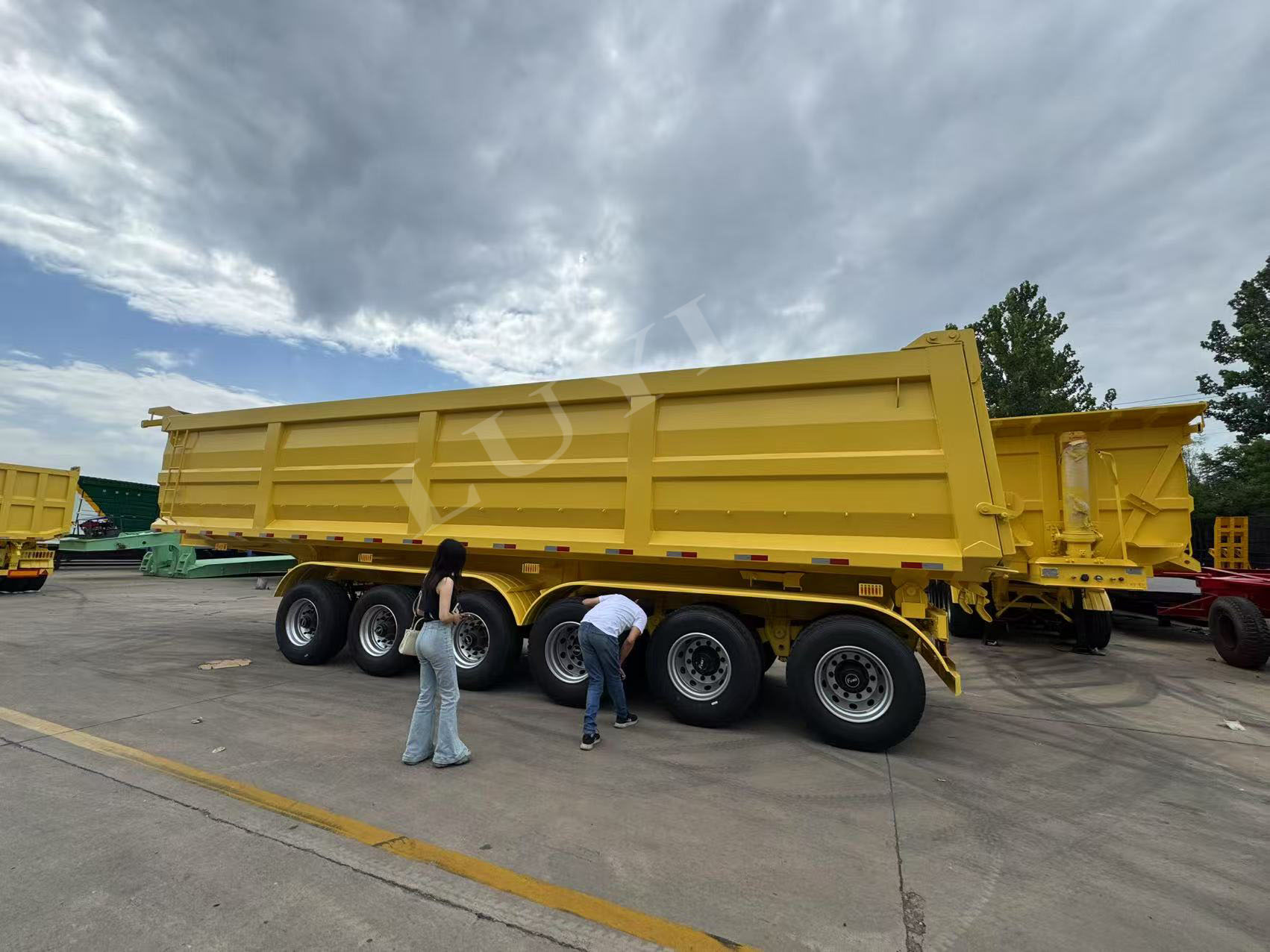 Saudiska kunder genomför inspektioner på plats av 30 kubikmeter cementtankbilar och når effektivt en samarbetsorder