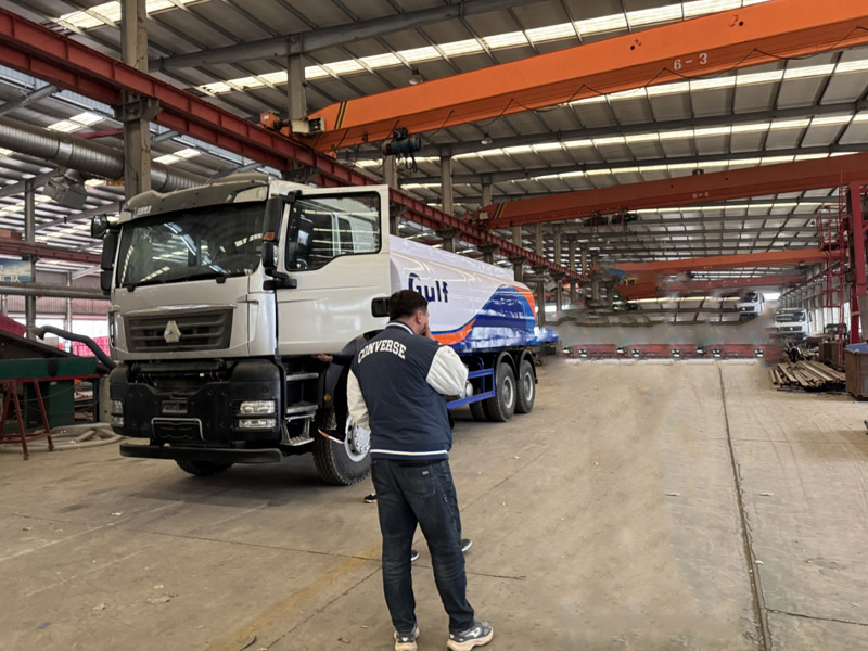 Luyi Factory välkomnar Kirgizistan kunder. Efter en inspektion på plats har köpet av oljetankbil slutförts framgångsrikt