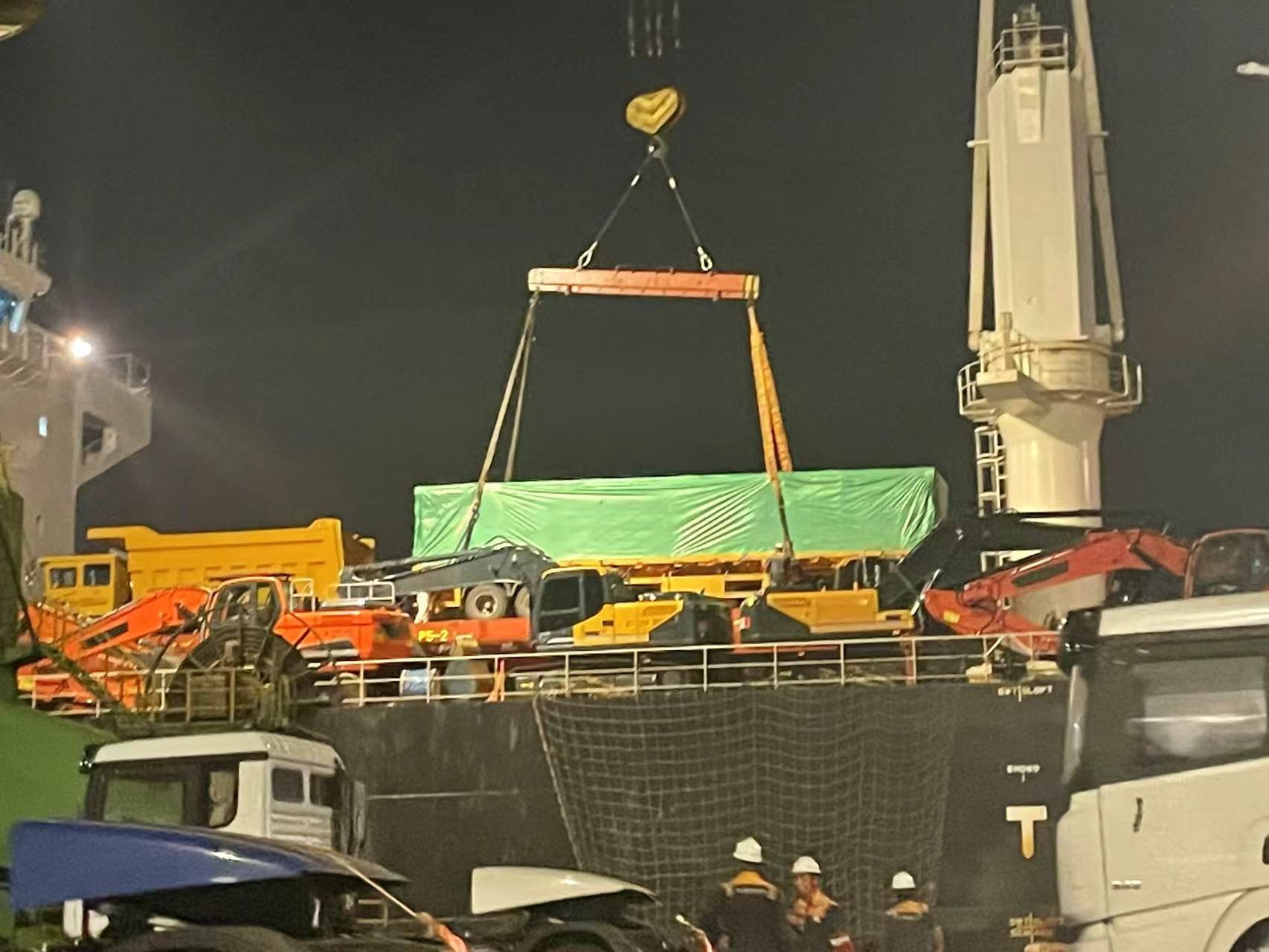 Segel mot Ghana! Tre platta semitrailers av LuYi lastades framgångsrikt på skeppet