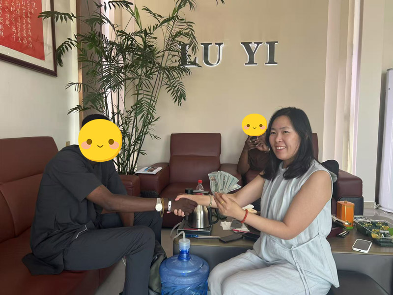 Nigerianska kunder besökte LuYi och skrev på ett kontrakt som invigde ett nytt kapitel i semitrailers samarbete.