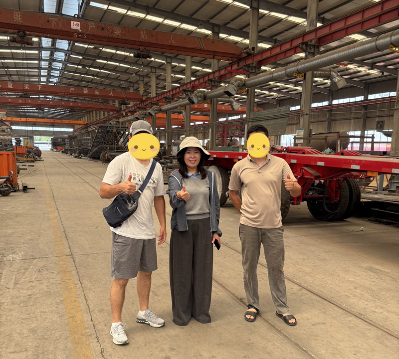 Kazakiska kunder gjorde ett besök på plats på Luyi Factory, och kontraktet för semitrailer med flak slutfördes