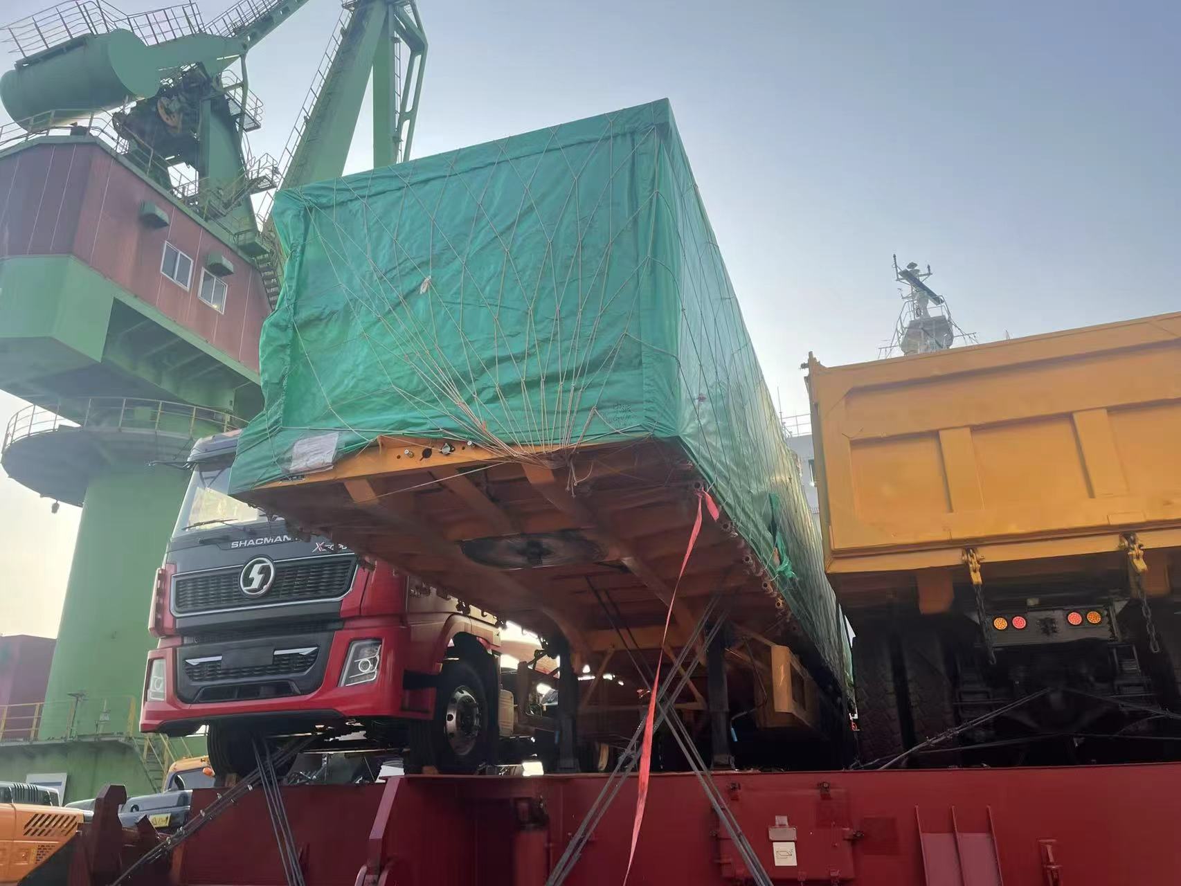 Ny gränsöverskridande transportorder! Luyi 3-axlig 4-fots flak semitrailer sätter segel för Kazakstan