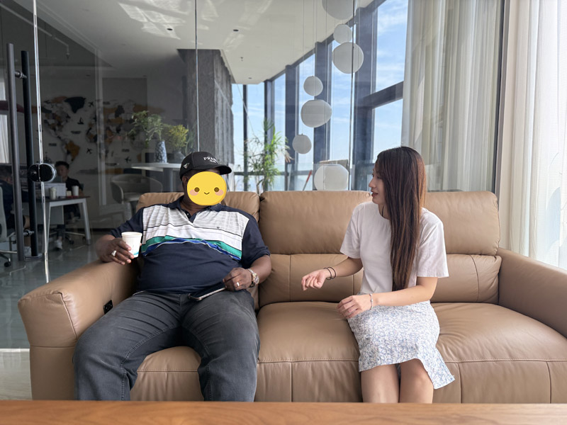 Kirgizistans kunder besöker Lu Yis fabrik och undertecknar framgångsrikt ett kontrakt för fyraxlade semitrailers med flak