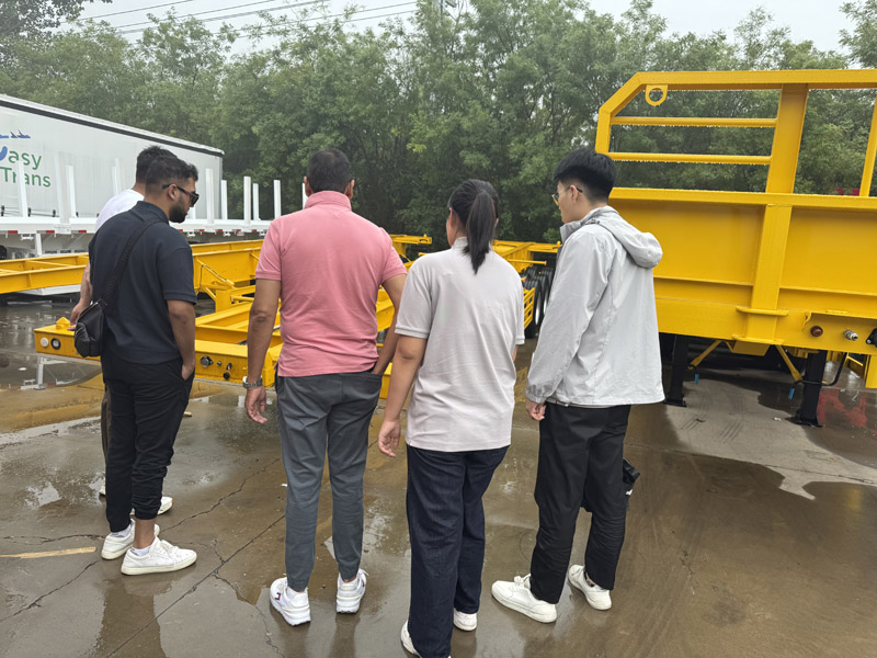 Luyi Factory tar emot sydafrikanska handlare, flak semitrailers lockar till samarbetsavsikter