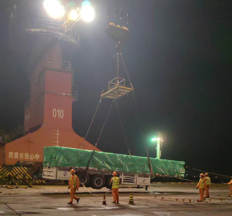 Ett parti Luyi treaxlade flak semitrailers startade och skickades framgångsrikt till Oman-marknaden