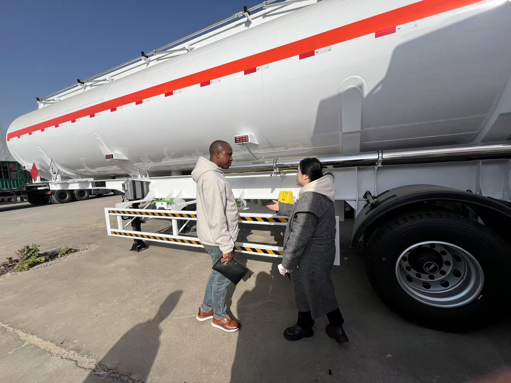 Guinea-kunder besöker LUYI Manufacturing Base, Witness 40T Semi-Trailer Production First Hand