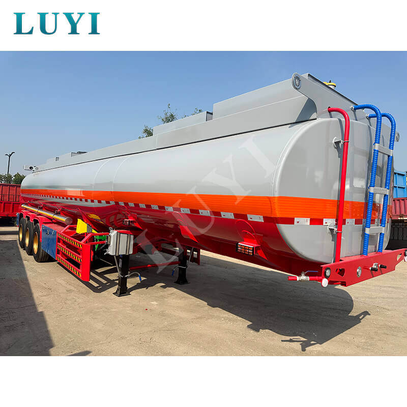 Luyi Factory välkomnar kongolesiska gäster, 35 000 liters tank semitrailer ökar logistiksamarbetet mellan Kina och Afrika