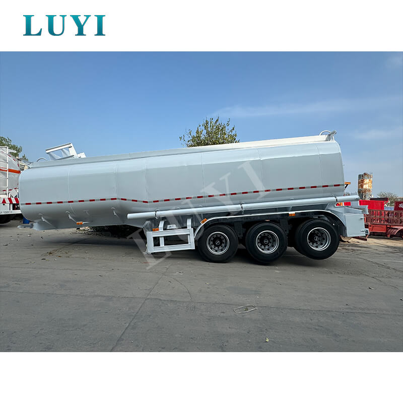 3-axlig 40 000-liters kolståloljetankbil för transport av diesel och bensin 3-axlig 40 000-liters kolståloljetankbil för transport av diesel och bensin
