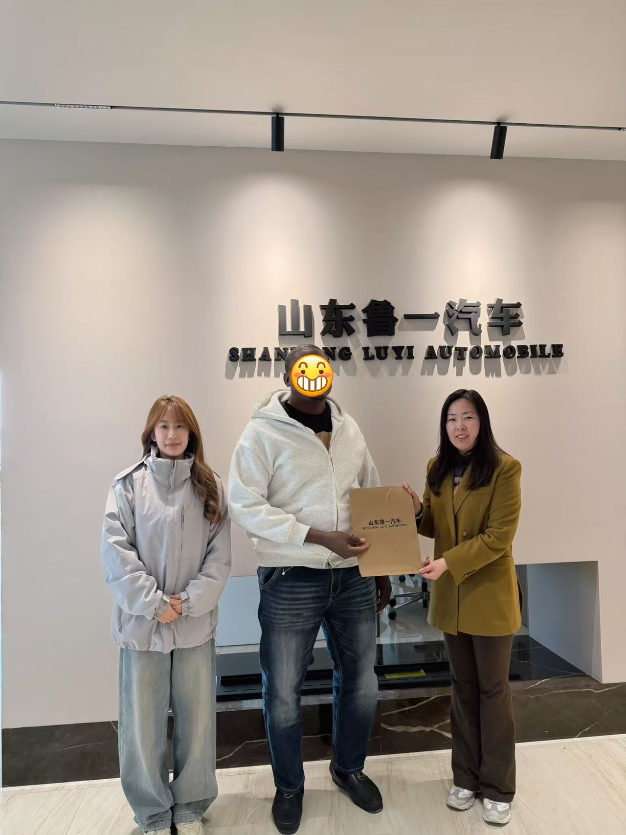 Från fabriksbesök till orderbekräftelse: Hur Luyi Auto vann en ivoriansk kunds förtroende för 4 tunga dumper