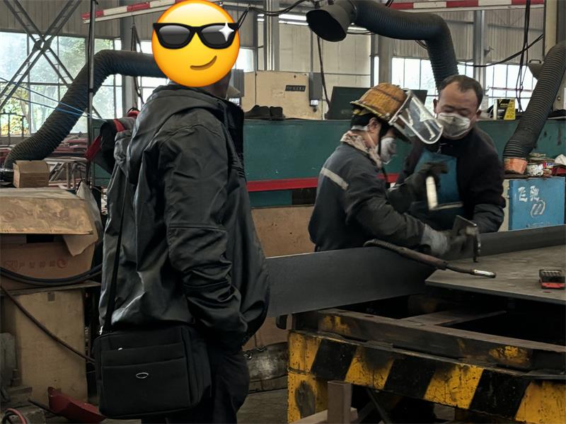 Hur LUYI hjälpte en logistikklient i Komorerna att förbättra lastflexibiliteten med 3 treaxlade sidoväggspåhängsvagnar