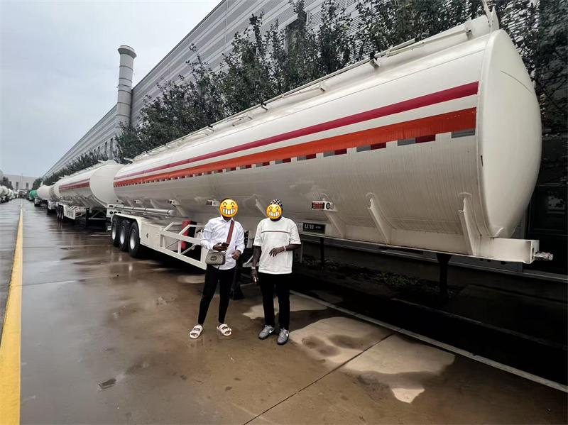 Hur LUYI hjälpte en Moçambique Fuel Logistics-kund att förbättra säkra regionala leveranser med 2 Custom Tank Semi-Trailers Hur LUYI hjälpte en Moçambique Fuel Logistics-kund att förbättra säkra regionala leveranser med 2 Custom Tank Semi-Trailers