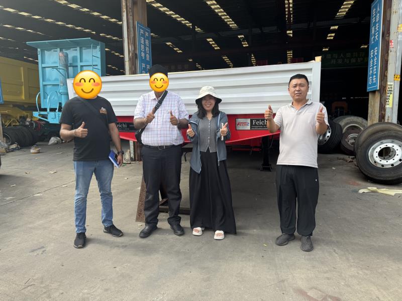 Kazakstan logistikkund besöker Luyi Auto och beställer 3 specialanpassade 2-axlade sidoväggspåhängsvagnar Kazakstan logistikkund besöker Luyi Auto och beställer 3 specialanpassade 2-axlade sidoväggspåhängsvagnar