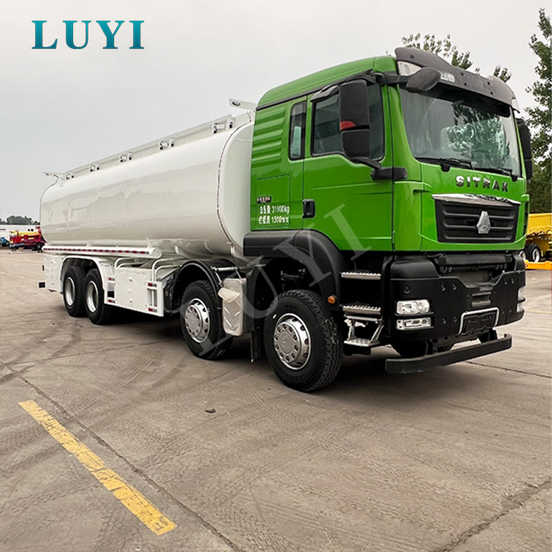 Sinotruk SITRAK 8×4 30000L kolstålbränsletankbil